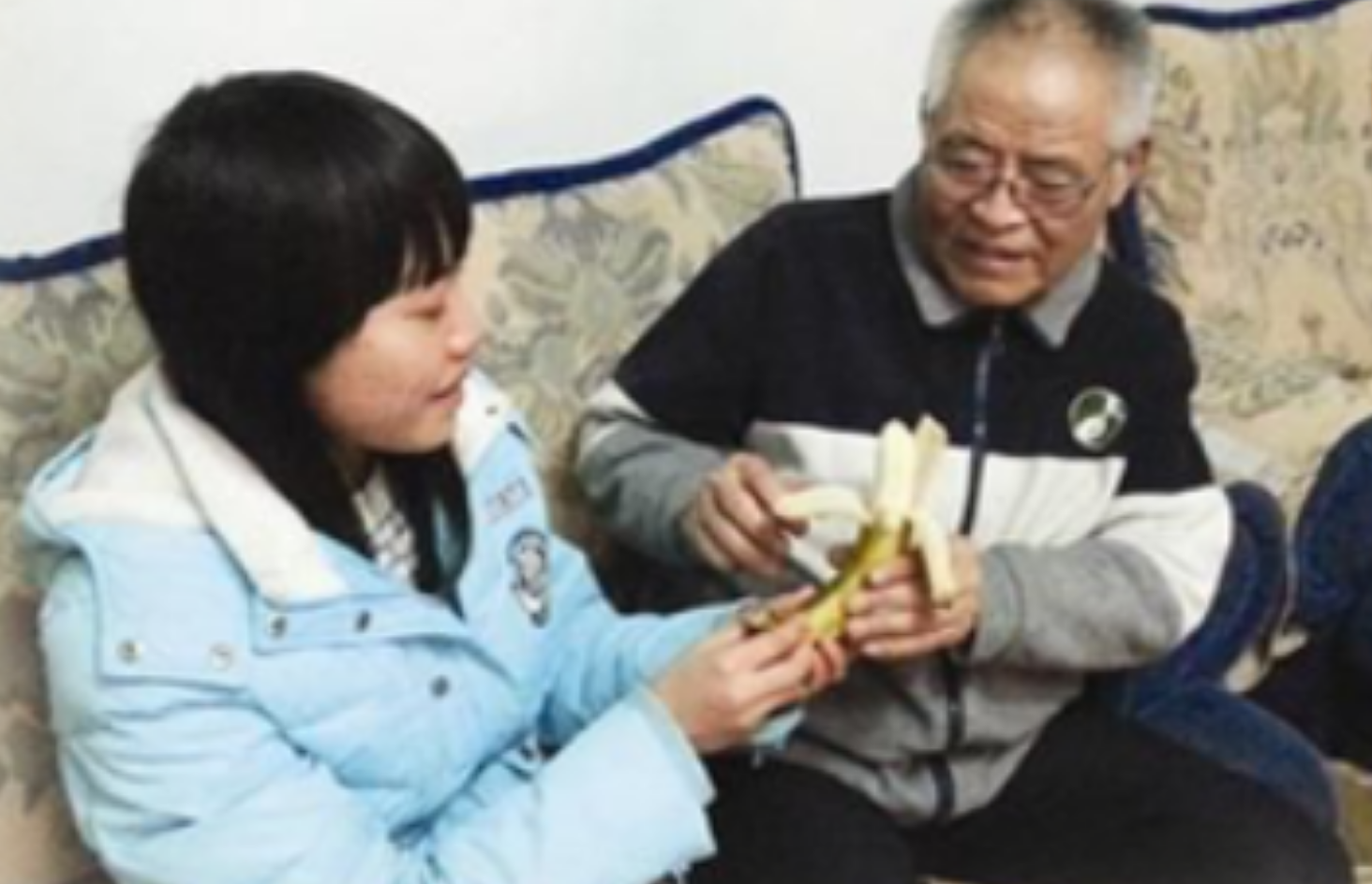 年輕女孩「騎車趕上班」撞傷77歲老人！對方斷5根肋骨「不要賠償」反提出一要求...