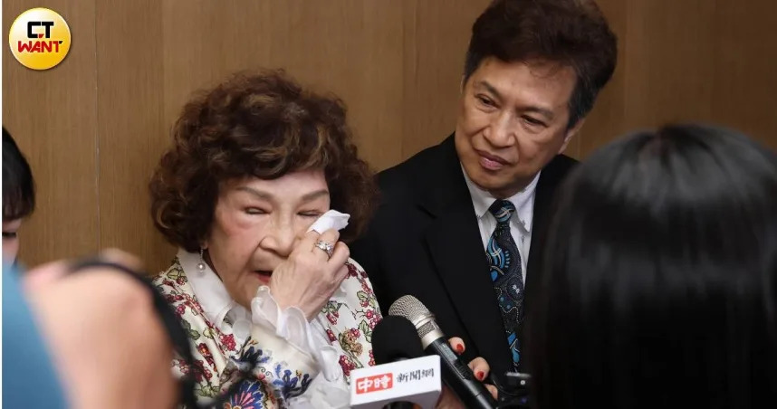 上百老藝人聚會！阿姑撞見「他們抱病」心疼落淚　哽咽「見一次少一次」