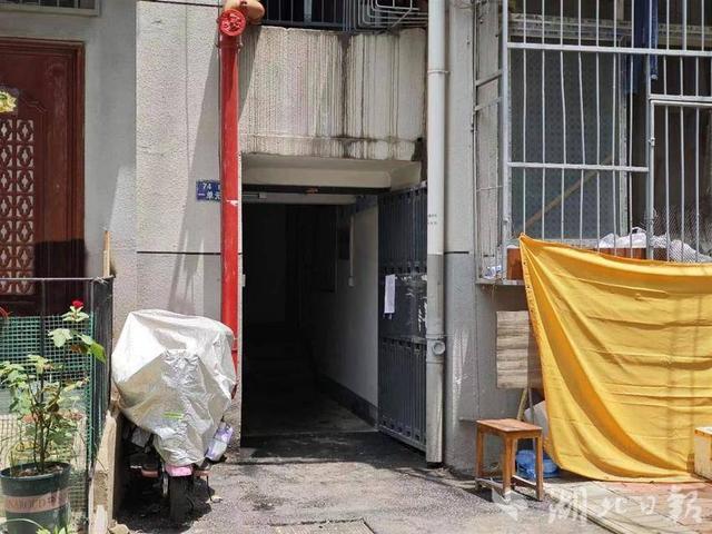 身中15刀「仍和歹徒拼命搏鬥」！30年資深民警「血染制服」壯烈犧牲...