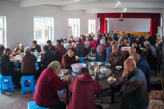 失去另一半！82歲大爺一見鍾情「小20歲離異女人」　交往半年「整個人變了」