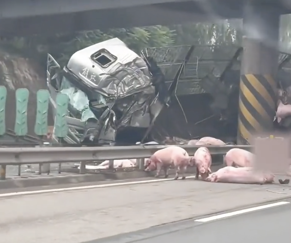 撞高速公路護欄！大貨車翻覆「車上全甩飛」橫躺路面　目擊者曝「僅個位數活著」慘況曝光
