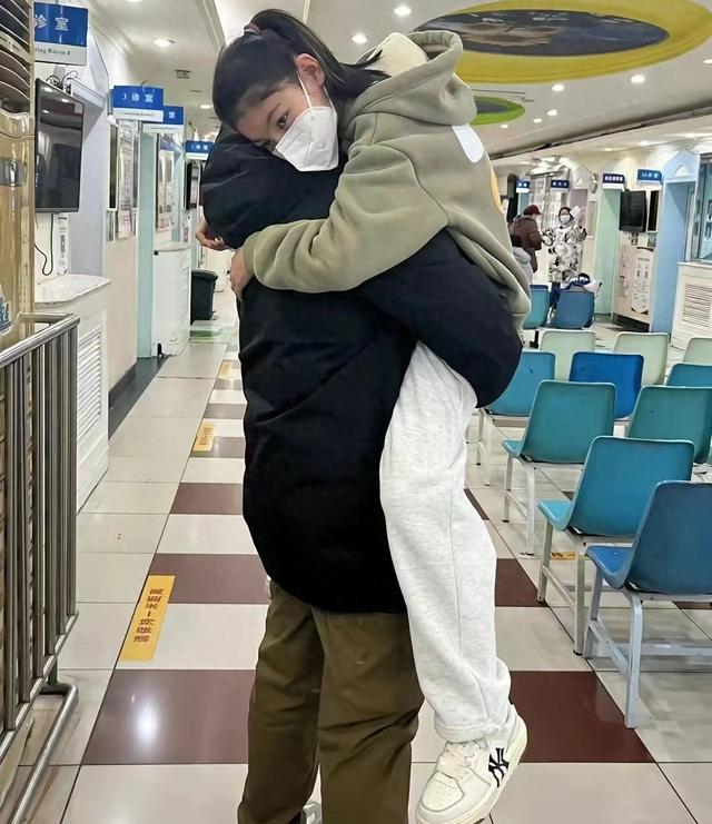半夜不舒服！168公分女兒掛急診「老爸心疼全程抱」　「畫面曝光」掀熱議：我家也是