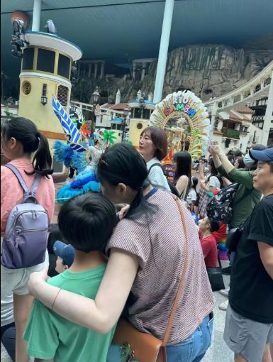 狠斬10年婚！47歲女星「攜新尪帶兒女」玩遊樂園　「素顏照流出」網嚇：認不出來