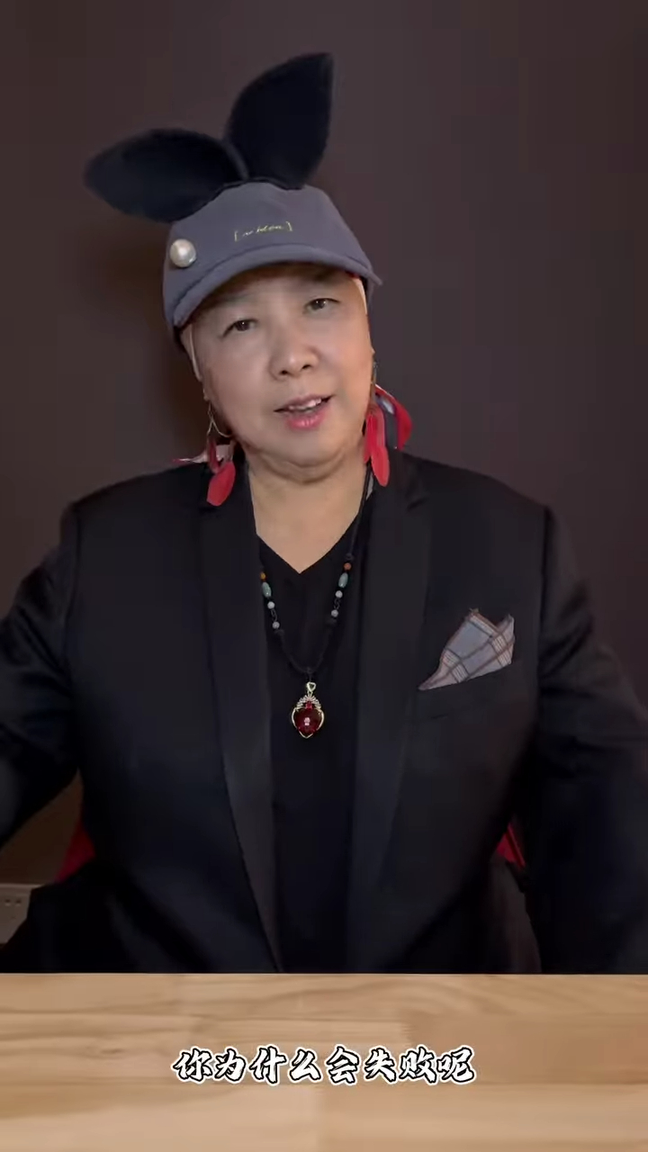 脫掉袈裟！費玉清親姊「赴陸開直播」擁大批信徒　語出驚人「先顧肚皮、再顧佛祖」