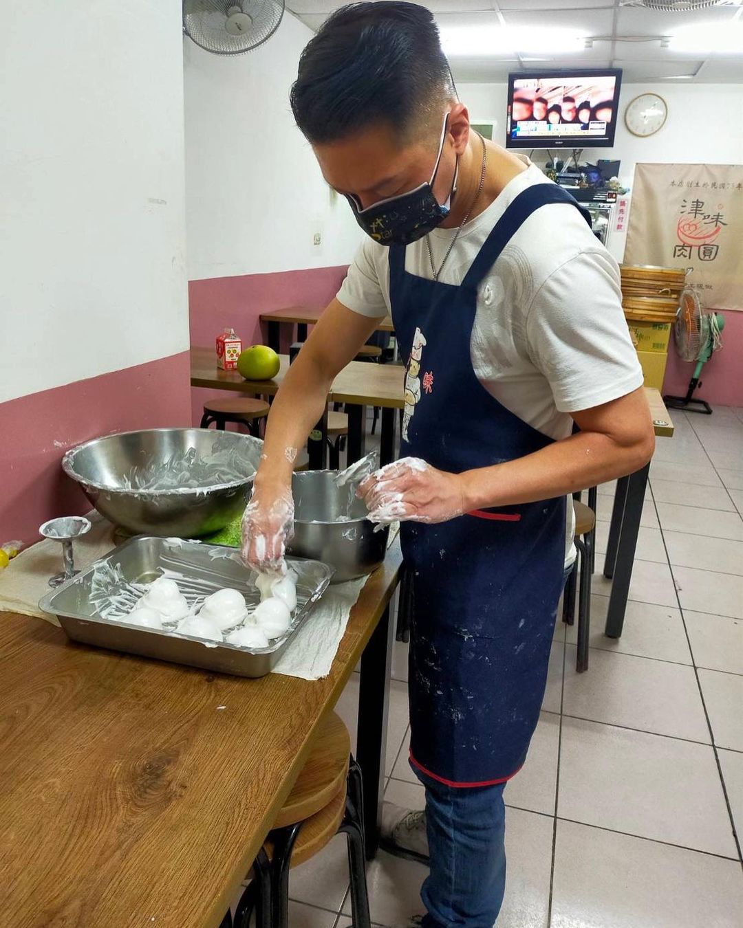 堅持現包現賣！本土劇男星認「靠賣肉圓求生」現身菜市場　被民眾認出「熱情微笑回應」