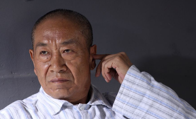 螢幕上是大反派！知名老戲骨「娶小37歲嬌妻」被唱衰　「71歲老來得女」樂打拼養家