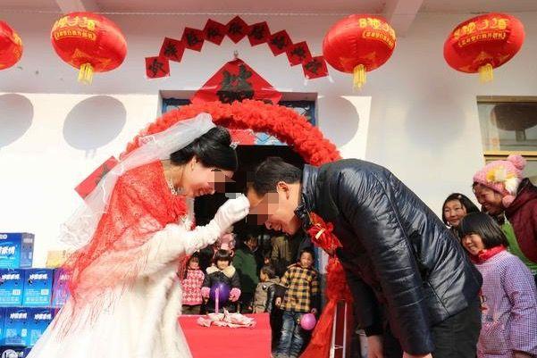 女兒出嫁3年不回門！老母親擔心「獨自一人去探望」，進門後一看：我打死都不走了