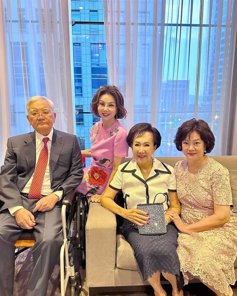 蔡依珊全家福公開！喜迎「家中新成員」五口超熱鬧　「尪餐桌吐1句」她立刻惦惦