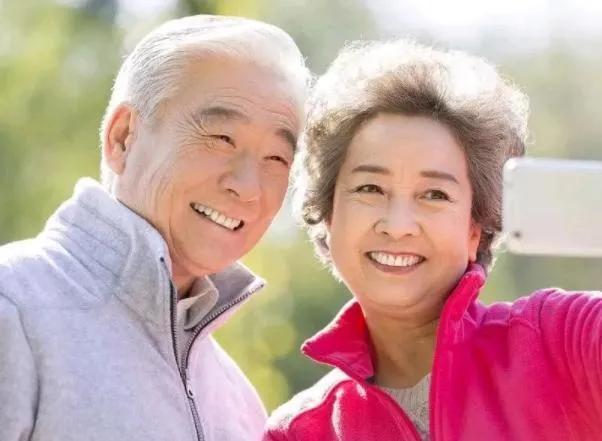 公公60大壽！一家人為他慶祝，席間他說「一番話」：全場人笑容消失