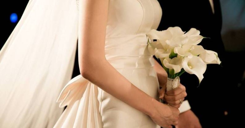 下個月結婚！爸爸撞見愛女「車上親小王」氣炸　糾結「該不該告訴女婿」：被威脅斷絕關係