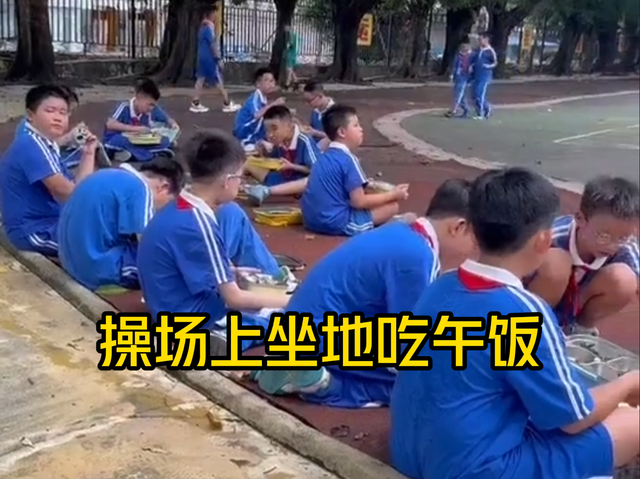 沒訂學校午餐！某小學被踢爆「讓孩子坐操場吃飯」家長氣瘋　頂40多度高溫「校長回應了」...