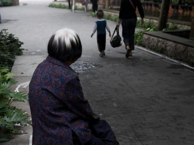 外婆從小重男輕女！喪禮「大阿姨包辦一切」卻沒掉半滴淚　喪禮結束「她要走被舅舅叫住」：帳還沒算呢