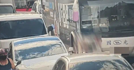 台北回收老伯遭輾！穿越車陣「遭國光客運捲車底」　驚悚瞬間曝光「下肢重傷送醫」
