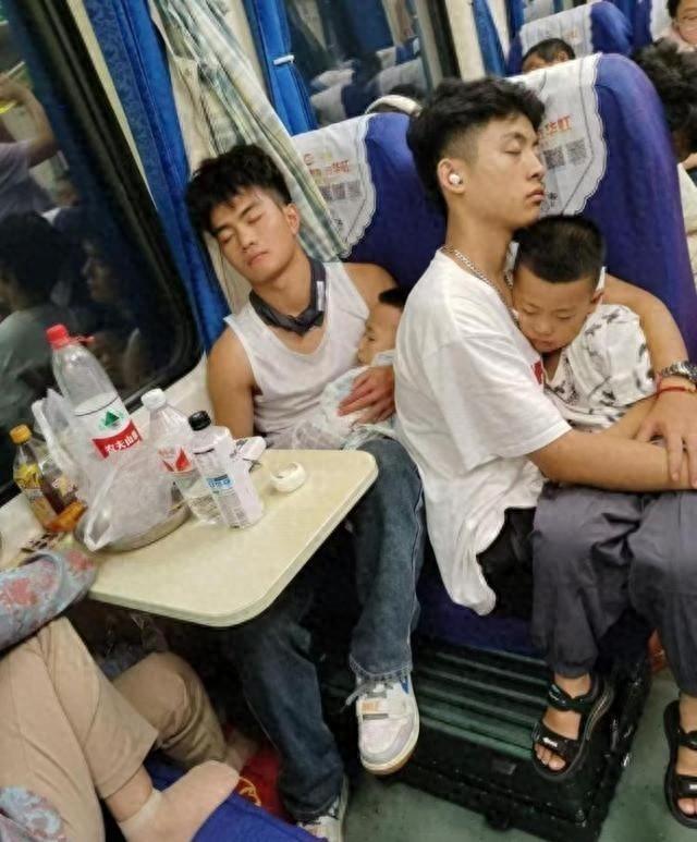 兩名男大生火車上「抱娃一整夜」，得知背後真相，全網大讃：太帥了