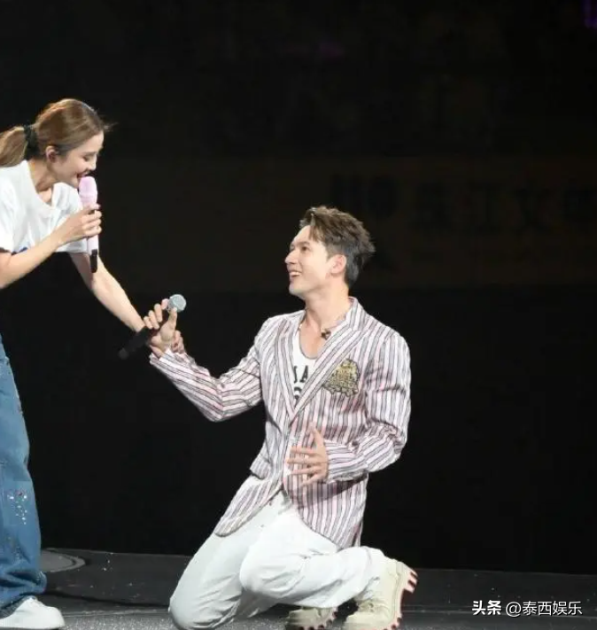 分手僅1年！女星演唱會上被好友「當眾下跪求婚」，她大方回應：他肯娶，我肯嫁