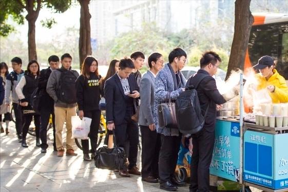 上崗未安排任務！每天幫老闆「跑腿帶早餐」從未給過飯錢　3個月後轉正「一看薪資條」瞬間愣住