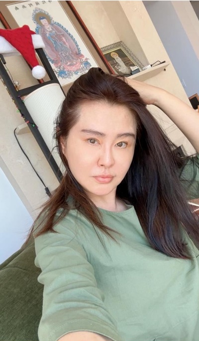 息影20年！亞洲第一美女「全素顏拜早年」遭酸：變形了　看破紅塵「勤參加法會」單身近況曝