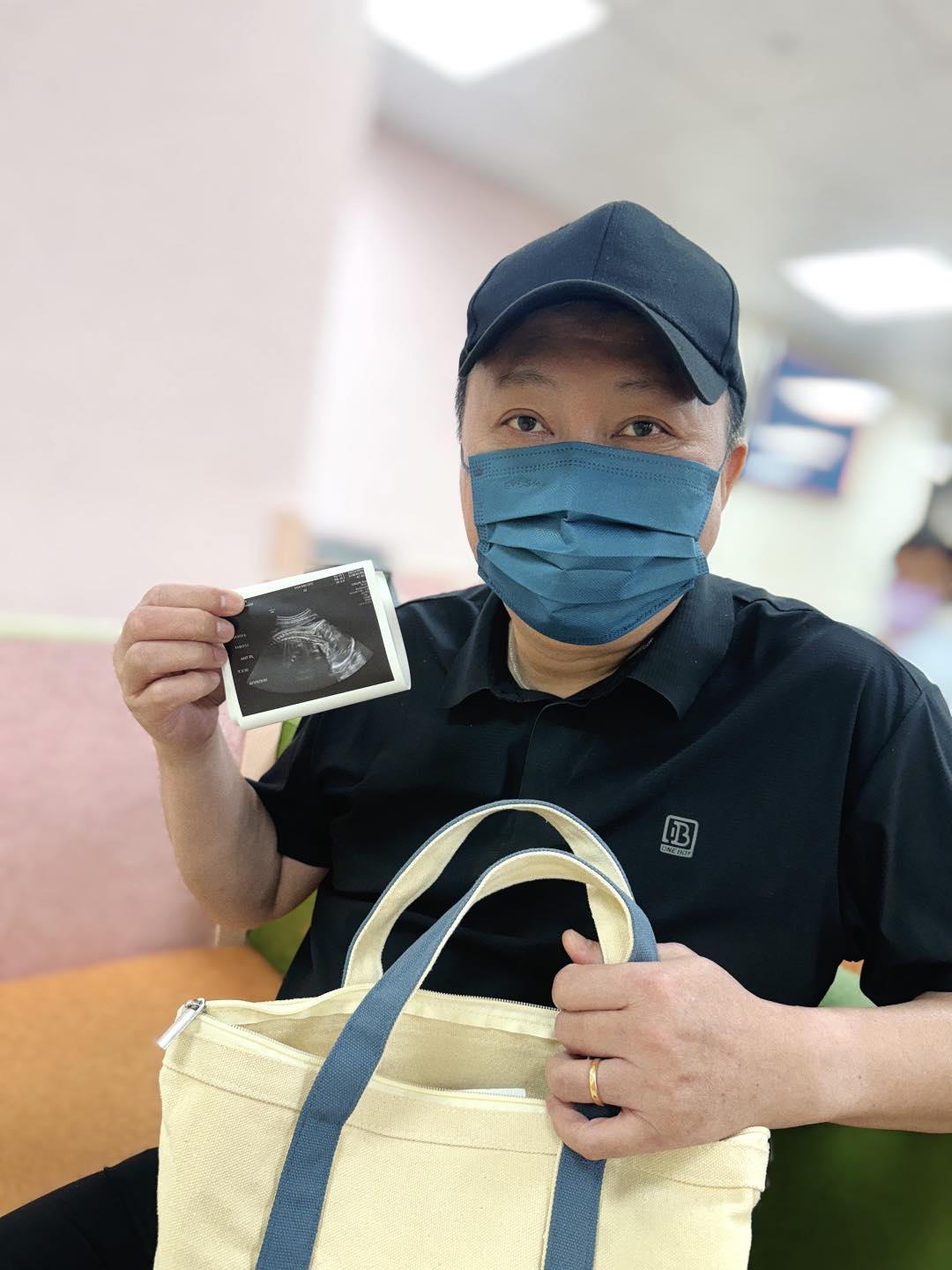 再遇第二春！56歲大咖「聖誕節興奮當爸」曬小手照　謝小22歲嫩妻「為我勇敢一次」