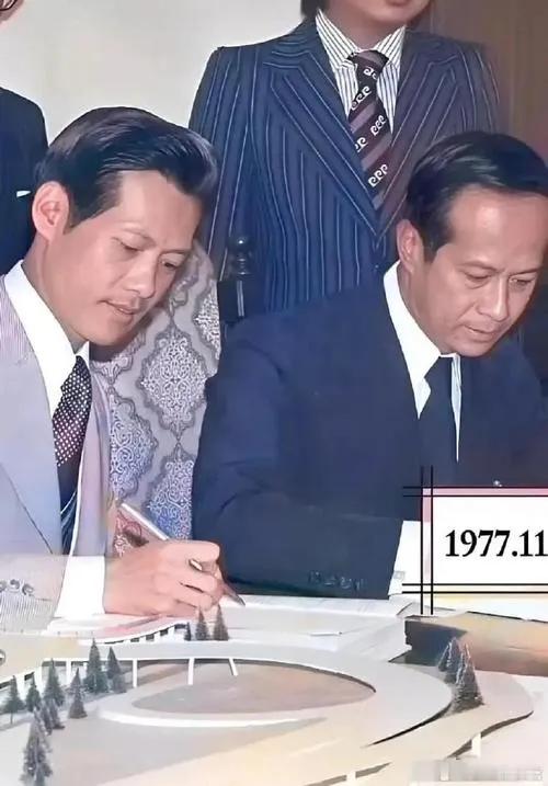 97歲知名大咖現身慈山寺拜佛「爆求長命百歲」　旁人攙扶「佛堂下跪」畫面曝光