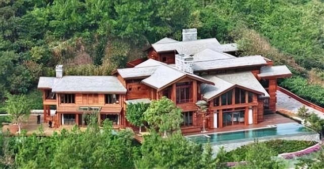 97歲知名大咖現身慈山寺拜佛「爆求長命百歲」　旁人攙扶「佛堂下跪」畫面曝光