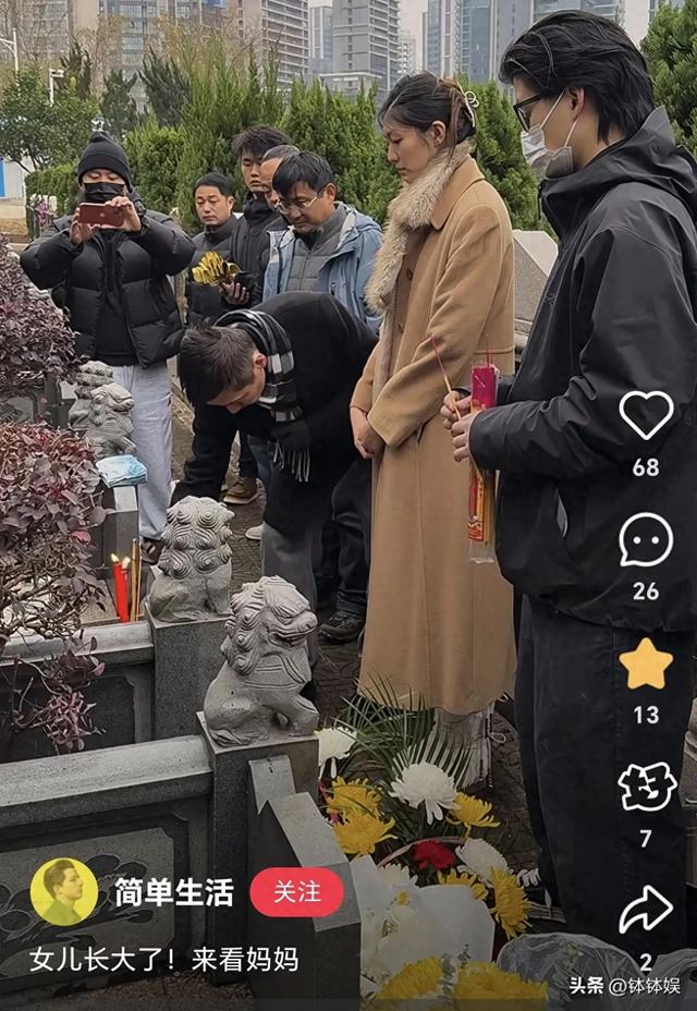 前妻離世13年！資深男星「每年偕女墓地祭拜」　「女兒長相隨媽媽」網啜泣