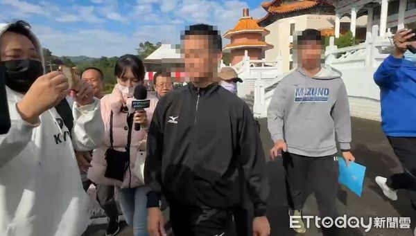 海陸中尉「榕樹下輕生」！家屬等2年「終於盼到連長上香」　母淚聲俱下：一定幫兒子討回公道