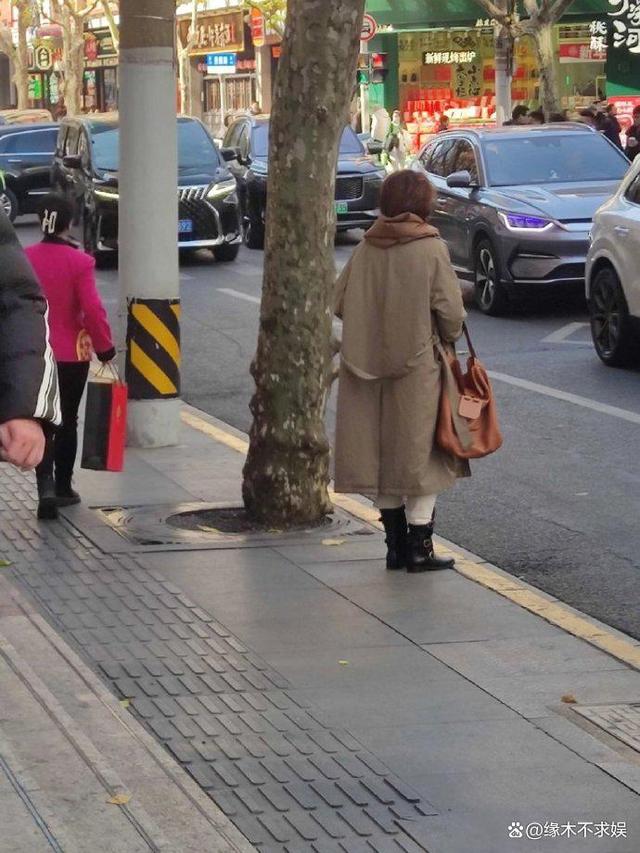 路邊驚見「咖啡色大衣樸素婦人」　一轉頭「竟是知名大咖」網驚呼：氣質依舊