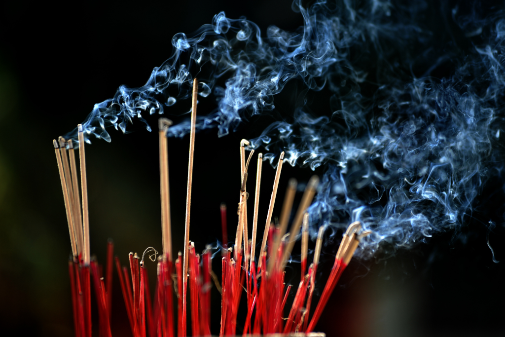 搬家沒帶走祖先牌位！他全家遇怪事「千萬家產全賠光」　命理老師一看臉綠「有東西住進去了」