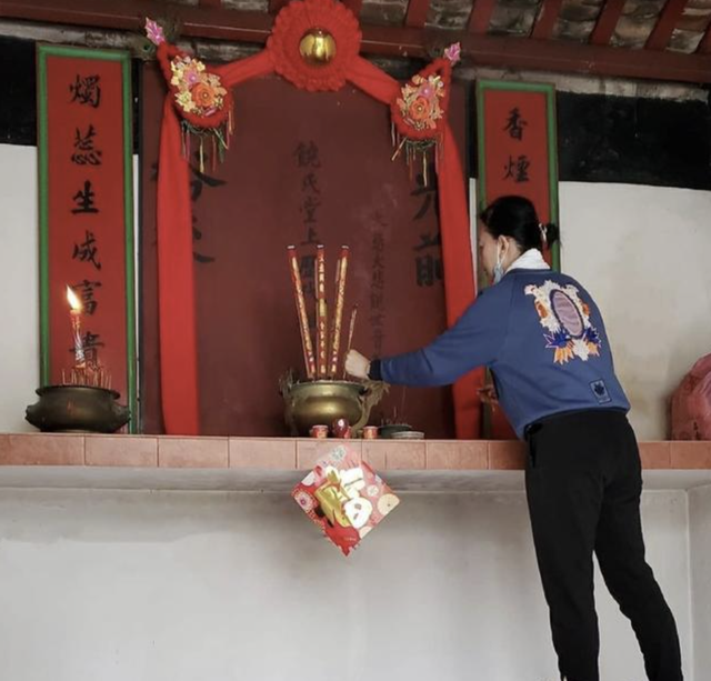 59歲花旦回鄉祭祖！家祠前「素顏祭拜畫面曝」　「當單親媽26年」母子像姊弟