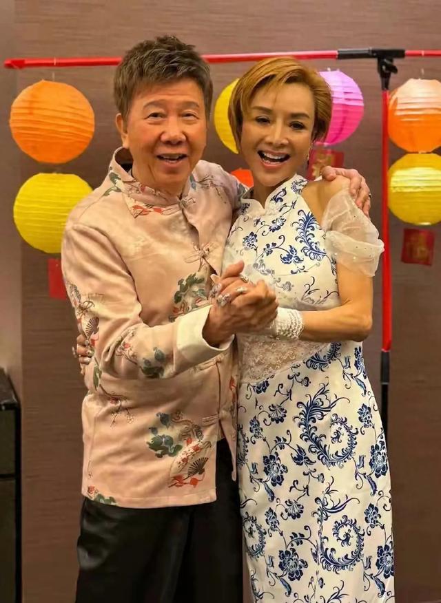 息影多年！58歲女星穿青花瓷裙「宴請30友人新春聚餐」　「瘦到脫相」面露憔悴貌