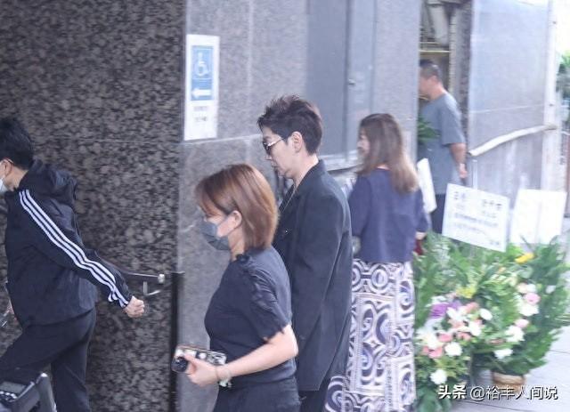 當小三遭拋棄！60歲女星參加聚會「打包剩菜剩飯」　離席前「搖一搖舉動」網搖頭：好淒涼