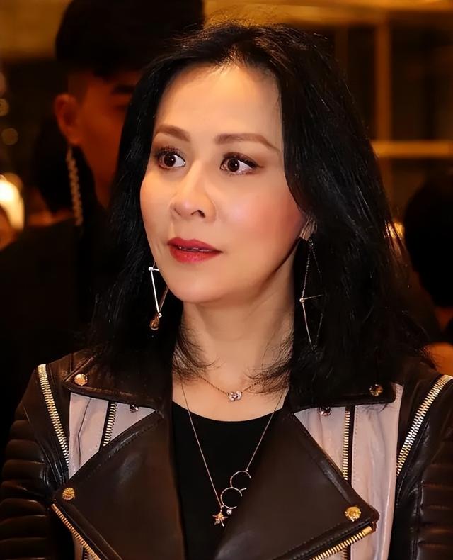 59歲劉嘉玲街頭放飛！外穿三角褲「一往下逆齡像20歲」　「同框胡楓」畫面驚嘆連連