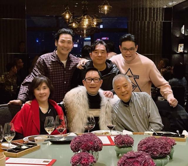 梅艷芳生前贈他兩棟房！74歲大咖「貂皮圍脖慶生」人手捧蛋糕　「凍齡男神也出席」星光熠熠