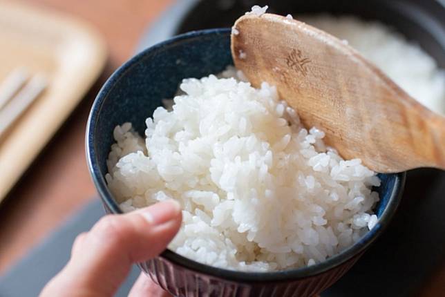 醫生發現：若每天晚上都不吃主食，不出半年「身體會出現3驚人變化」
