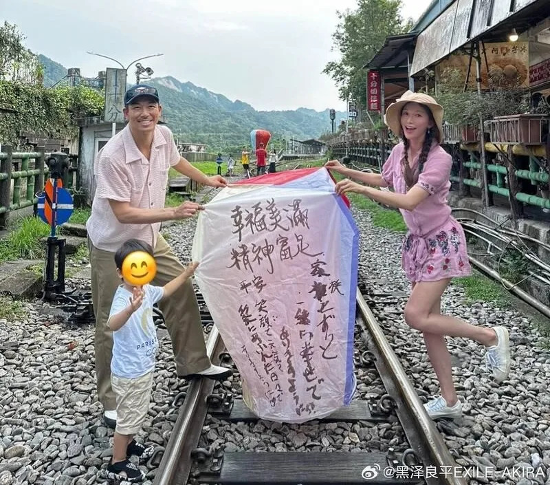 法國羅浮宮偶遇大明星！她穿長款黑皮衣「又瘦又高」　「一轉正面」美到說不出話