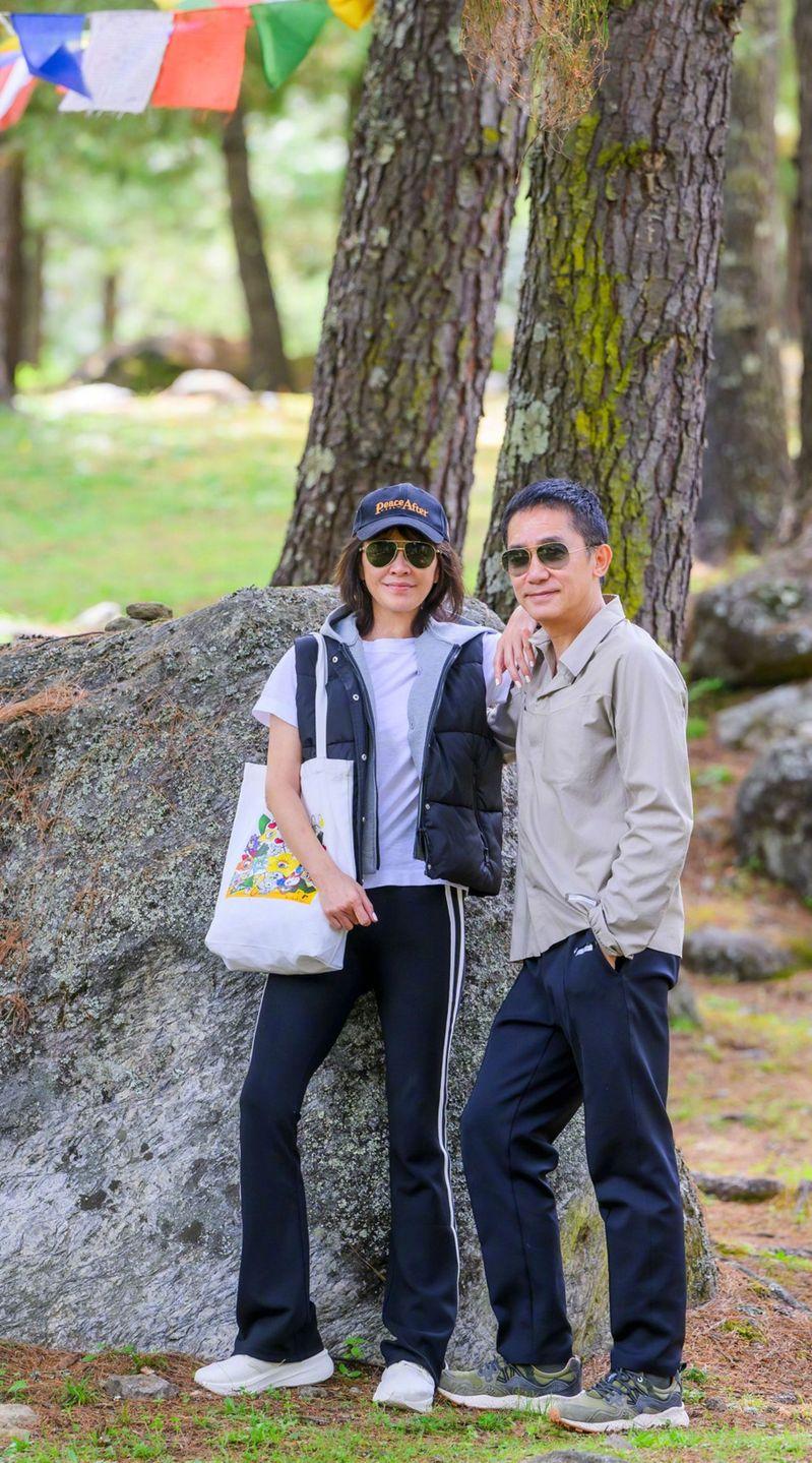 愛情最美模樣！演藝圈夫妻牽手37年「一起登雪山」 膝下無子「沉浸兩人甜蜜世界」　