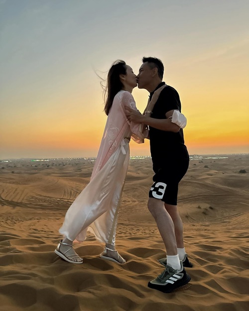 演員尪爆婚外情！資深女星「1舉動挽回婚姻」　「沙漠擁吻放閃」喜迎結婚21周年