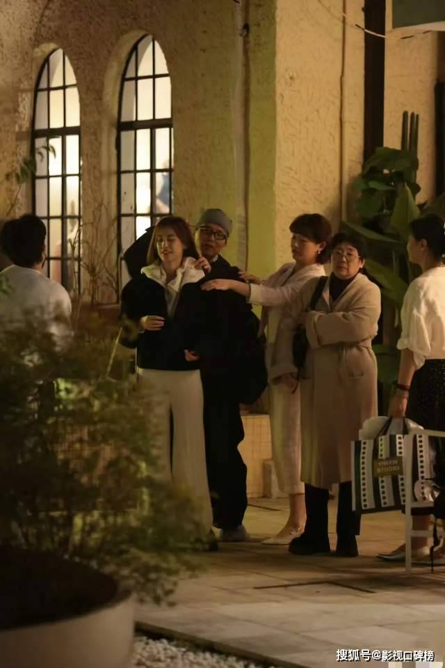 一家高學歷！42歲女星「帶74歲老媽錄綜藝」被偷拍　「染黑髮很優雅」母女同框像姐妹