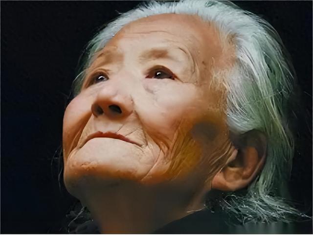 無人送醫！88歲老婦「絕望喝藥輕生」斷氣亡　兒子媳婦竟「冷眼旁觀3小時」：喪禮也別辦了吧...