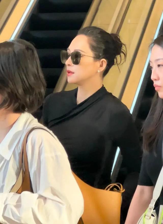 現身商場被偶遇！46歲大咖影后「身穿黑色開衩裙」竟然0贅肉　一出場「S曲線一覽無遺」網讚嘆：回春20歲～