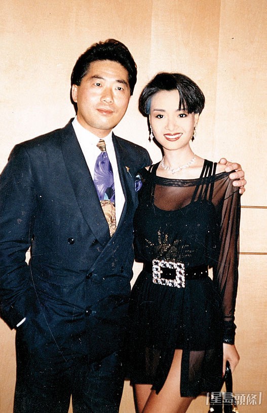 當年「波霸女神」現身曾志偉壽宴！超貼身旗袍「盡顯火辣身材」58歲仍驚豔全場