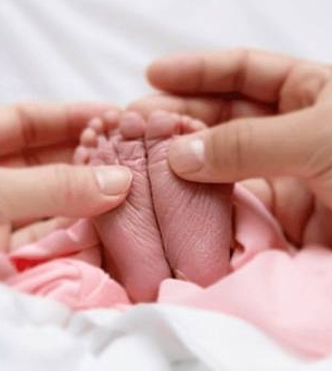 新婚1年！大咖天王驚喜「宣布愛女出生了」　淚謝妻子「曬娃腳丫子」：最美好的一天❤️